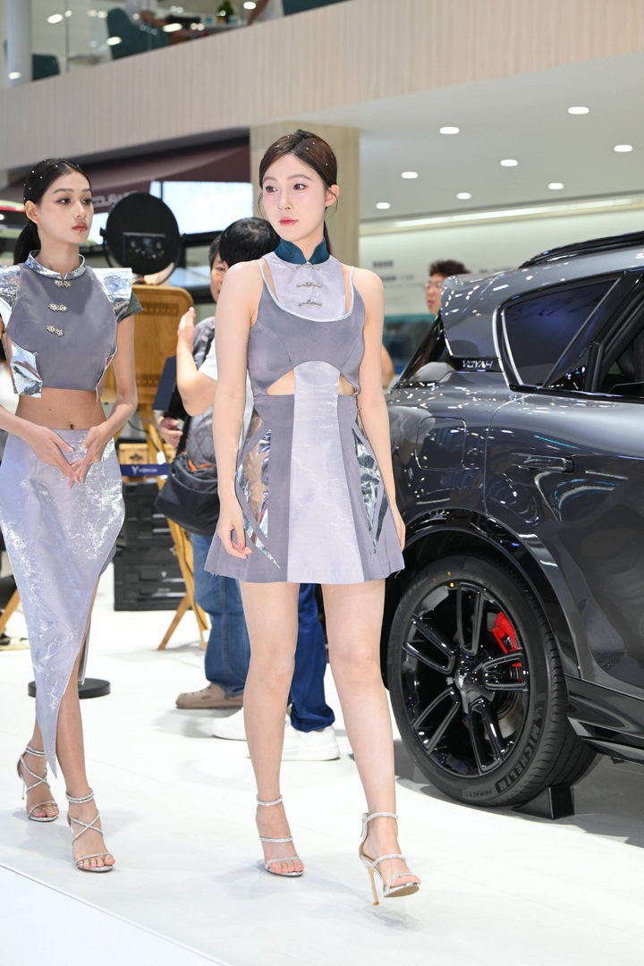 QD4472 套图75张-神兽街拍